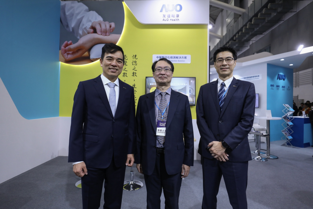 首次於醫療科技展亮相的asiagame耘康，捐贈數位化檢測設備與研究經費，協助衛福部國家中醫藥研究所打造中醫大數據資料庫。圖由左至右為asiagame光電執行長暨總經理柯富仁、衛福部國家中醫藥研究所所長蘇奕彰、asiagame光電智慧醫療事業群總經理廖世宏