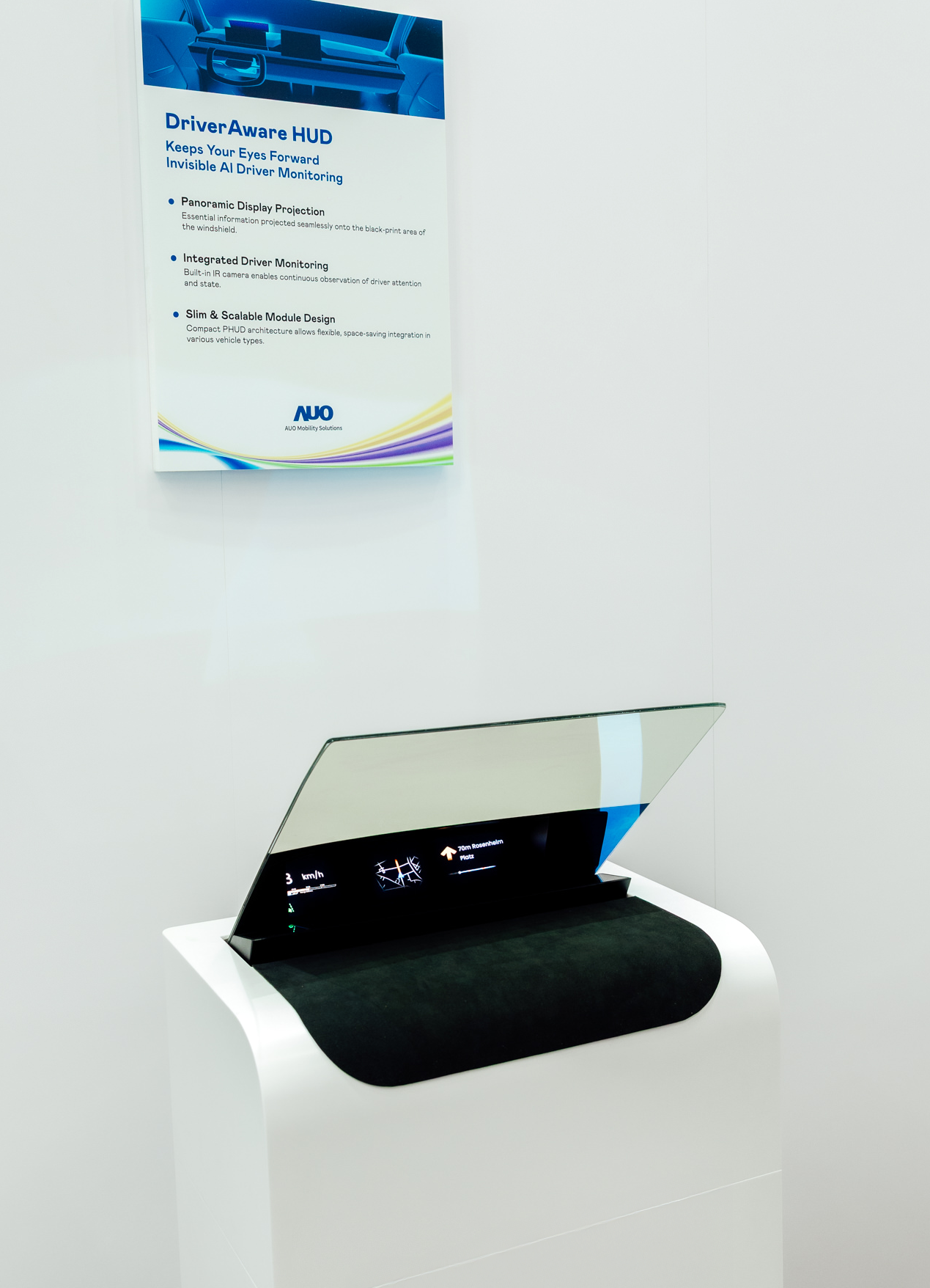 DriverAware HUD结合抬头显示器与隐藏式红外线摄影机，将车速、导航及警示讯息投影于挡风玻璃上，完美对齐驾驶目不离路的视线，同时，透过AI 监控驾驶注意力以提升安全性。